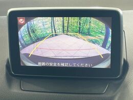 【バックカメラ】駐車時に後方がリアルタイム映像で確認できます。大型商業施設や立体駐車場での駐車時や、夜間のバック時に大活躍！運転スキルに関わらず、今や必須となった装備のひとつです！