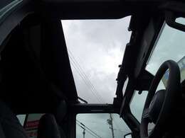 ☆特別装備の【サンライダーフリップトップ】付きです！手動で簡単に開閉することができますので、気分で開けることができますので、とても開放感があります。☆