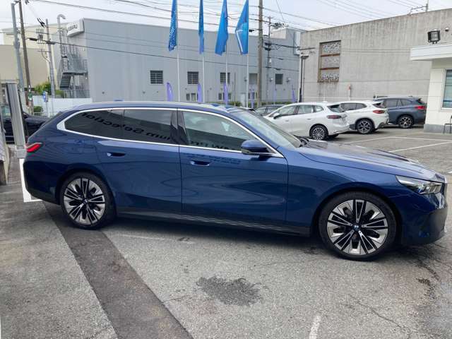 ☆BMWの前後重量配分50:50はエンジン自体をフロントタイヤよりも後ろにずらし、通常はエンジンルーム内に搭載される重量物であるバッテリーをトランクに移動させるなどして実現されています☆