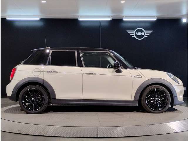 サイドスカットルとはフロントフェンダー上部についているサイドウィンカー部の事を言います。こちらのパーツはカスタム可能で最大で11種類の純正アクセサリーからお好みでお選びいただけます。