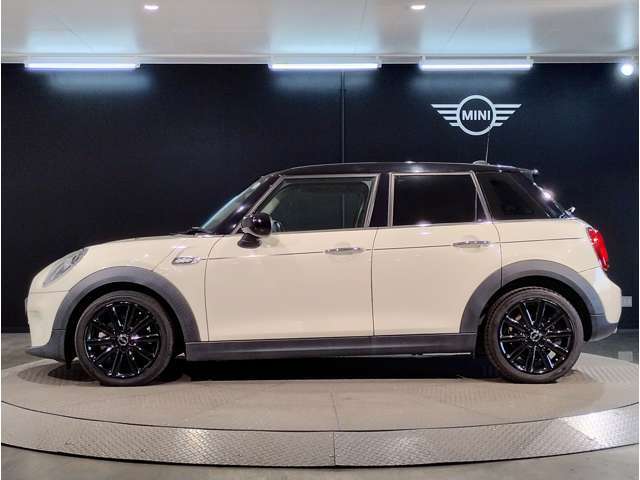 サイドスカットルとはフロントフェンダー上部についているサイドウィンカー部の事を言います。こちらのパーツはカスタム可能で最大で11種類の純正アクセサリーからお好みでお選びいただけます。