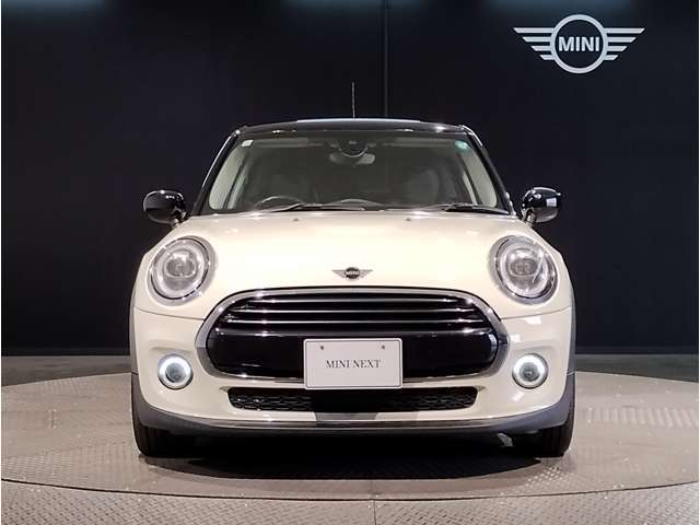 MINIのボンネットはヘッドライト部分に穴が開いている特徴的なもので御座います。MINIの伝統やこだわりがこういったところにも表れております。