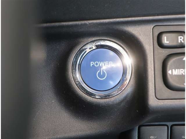 スマートキー装備車なので、キーを取り出さなくてもエンジン始動が可能です。