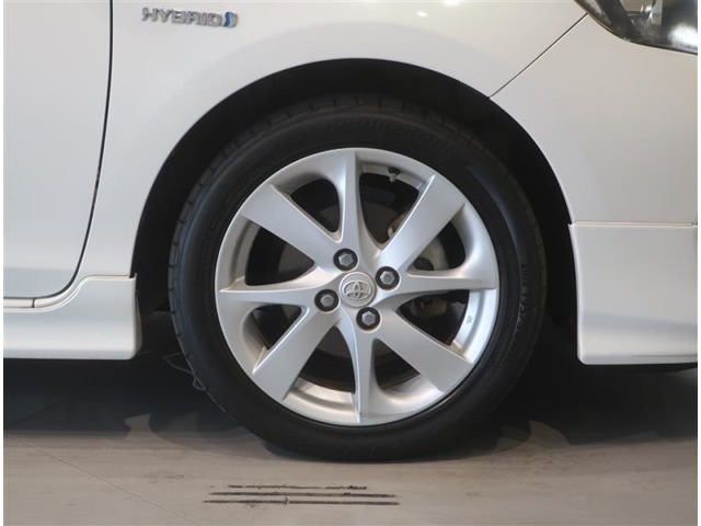 純正のアルミホイール装着車です。タイヤサイズは195/50R16です。