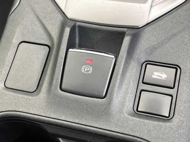 【電動パーキングブレーキ】パーキングブレーキは便利な電動式！ボタン一つで操作でき、アクセルを踏めば自動で解除されます♪レバーやペダルが無いので運転席廻りもすっきりしますね♪