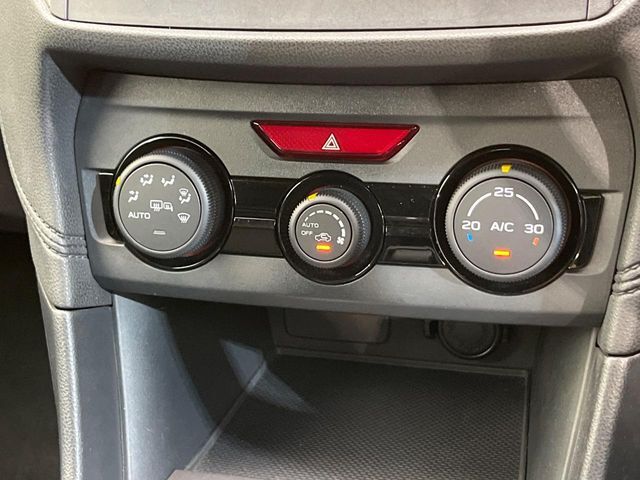 【オートエアコン】一度お好みの温度に設定すれば、車内の温度を検知し風量や温度を自動で調整。暑い…寒い…と何度もスイッチ操作をする必要はありません。快適な車内空間には必須の機能ですね♪