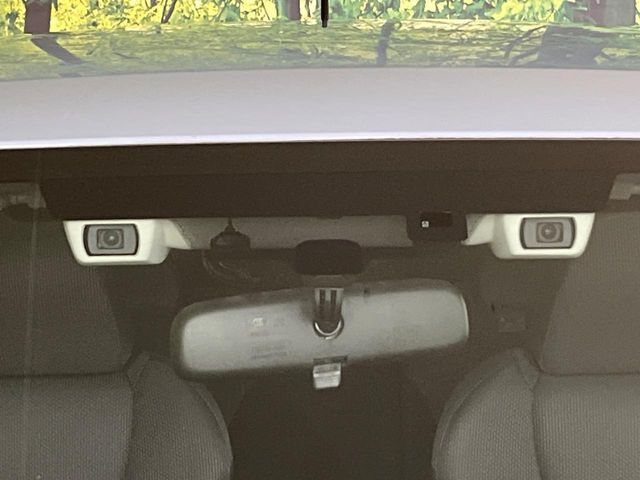 【アイサイトVer3】前方の車両等を検知し、衝突しそうな時は警報で注意を促し、ブレーキを踏む力をサポート。ブレーキを踏めなかった場合は衝突被害軽減ブレーキが作動、衝突回避をサポートします。