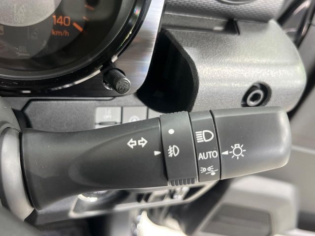 【オートライト】周りの明るさに応じて自動でヘッドライトの点灯・消灯ができる機能です！ライトの付け忘れ・消し忘れなどが無くなり、雨の日や夕方の走行も安心！トンネル通過時も便利ですね♪