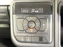 【オートエアコン】一度お好みの温度に設定すれば、車内の温度を検知し風量や温度を自動で調整。暑い…寒い…と何度もスイッチ操作をする必要はありません。快適な車内空間には必須の機能ですね♪