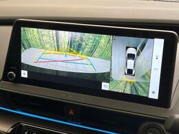 【パノラミックビューモニター】専用のカメラにより、上から見下ろしたような視点で360度クルマの周囲を確認することができます☆死角部分も確認しやすく、狭い場所での切り返しや駐車もスムーズに行えます。