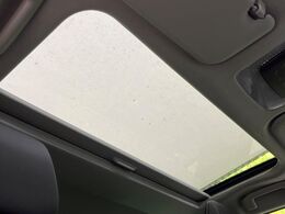 【左右独立ムーンルーフ】2列目左右席にそれぞれ配置されたガラスルーフ！日差しに合わせて片側だけシェードを閉めることも可能です！