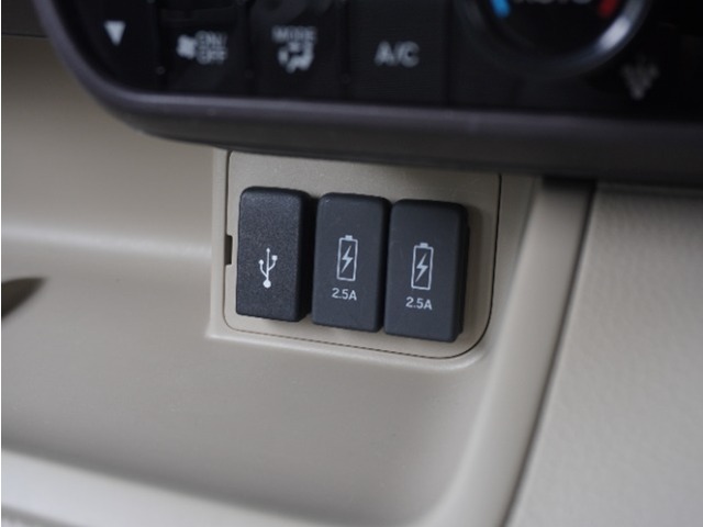 視界広々で非常に運転しやすくロングドライブでも疲れを感じさせないすっきりとまとまったインパネ周りです。