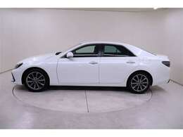 ホワイトパールクリスタルシャイン色のボデーカラーに純正のアルミホイールがマッチしています