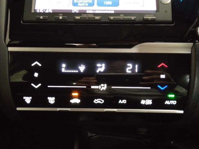 オートエアコンを搭載！車内の温度を自動で調節してくれるので便利です。
