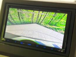 【バックカメラ】駐車時に後方がリアルタイム映像で確認できます。大型商業施設や立体駐車場での駐車時や、夜間のバック時に大活躍！運転スキルに関わらず、今や必須となった装備のひとつです！