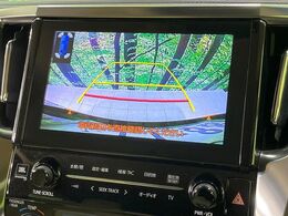 【バックカメラ】駐車時に後方がリアルタイム映像で確認できます。大型商業施設や立体駐車場での駐車時や、夜間のバック時に大活躍！運転スキルに関わらず、今や必須となった装備のひとつです！