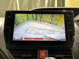 【バックカメラ】駐車時に後方がリアルタイム映像で確認できます。大型商業施設や立体駐車場での駐車時や、夜間のバック時に大活躍！運転スキルに関わらず、今や必須となった装備のひとつです！