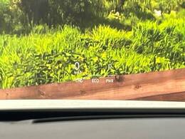 【カラーヘッドアップディスプレイ】現在の速度や走行情報をデジタル表示で運転席前方のガラスに投影！カラー付きで視認性も高く、運転中目線をずらさず必要な情報を確認できるのでとっても便利で安心！