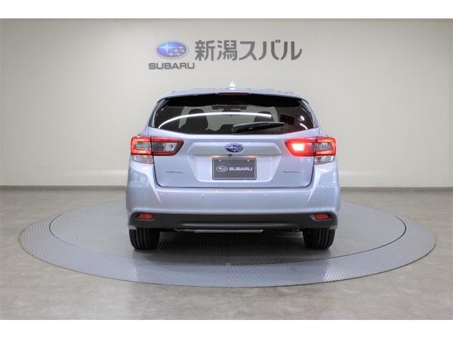 コの字型に光るテールランプが特徴的なリヤビュー、ルーフにはスタイリッシュなシャークフィンアンテナを採用しています。リヤフォグランプを装備
