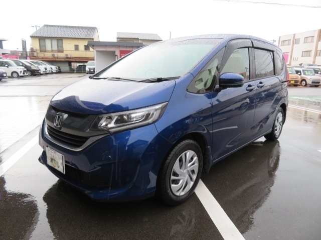 軽自動車・コンパクトカー・ミニバン・SUVなど、常時100台揃っている展示場へようこそにゃん！いろんなクルマがあるにゃん！