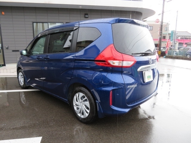 テールランプも各メーカーがそれぞれに凝ったデザインをしてるにゃん！