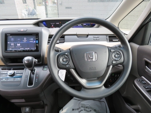 最近のクルマはたくさんスイッチがあるにゃん！そんなときも知識豊富なスタッフが親切にお教えするにゃん☆