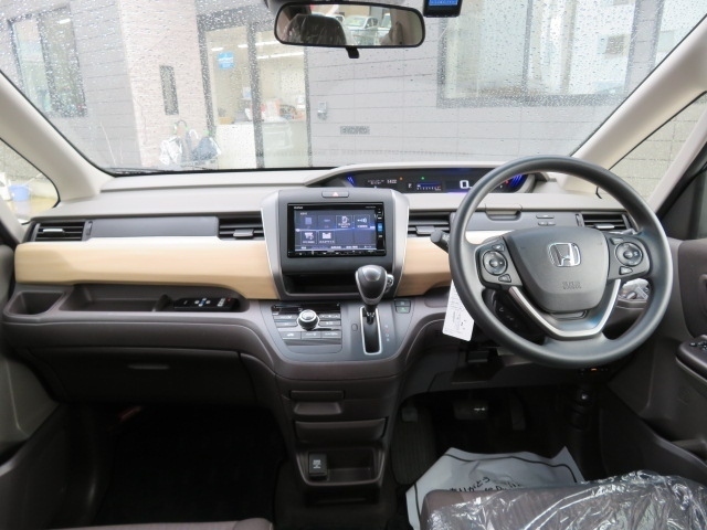 最近のクルマはたくさんスイッチがあるにゃん！そんなときも知識豊富なスタッフが親切にお教えするにゃん☆