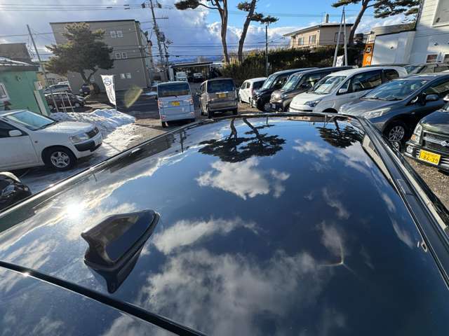 ●ルーフの傷や凹み、色褪せ塗装剥げなど見逃しやすいので是非ご覧ください☆弊社は全車ポリッシャーによるポリマー加工施工済みですので光沢に自信あります☆