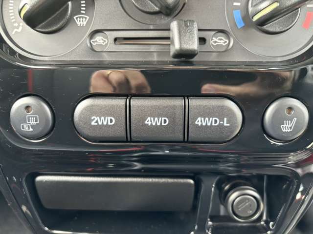 ★4WD（*^_^*）内装も大きな汚れもなく、綺麗に保っております（＊＾＾）v安心安全のドライブできるように各種用品のご案内致します♪
