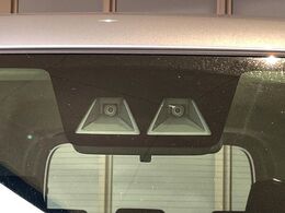 【スマートアシスト】走行中に前方の車両等を認識し、衝突しそうな時は警報とブレーキで衝突回避と被害軽減をアシスト。より安全にドライブをお楽しみいただけます。