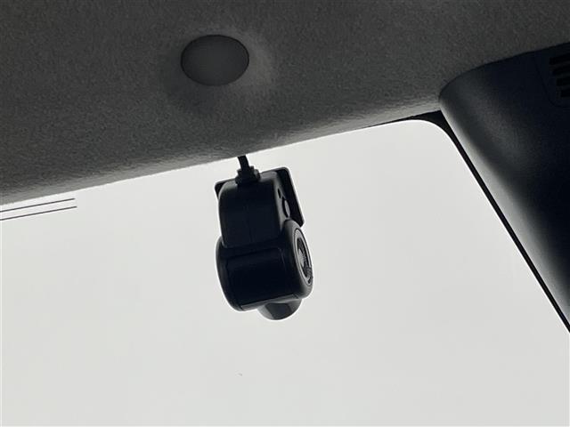 【ドライブレコーダー】映像・音声などの運転中の記録を残します。事故などを起こした起こされた時の証拠になりえますので、もしも時でも安心ですね。