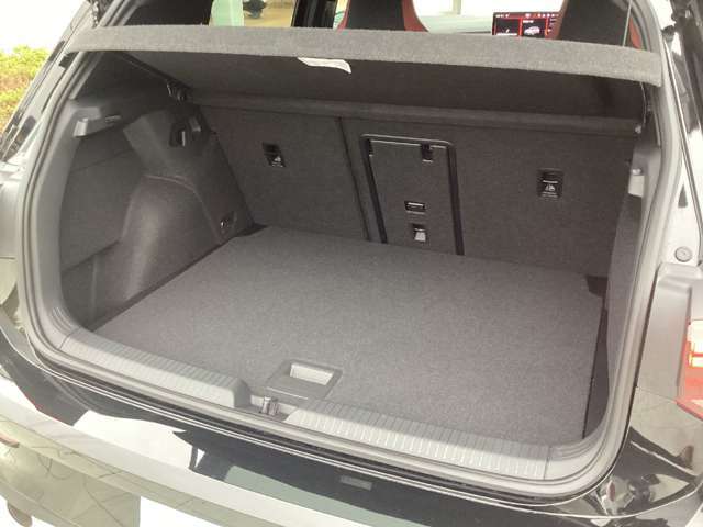 トランクの画像です。リアシートも倒す事が可能です。より広く使っていただけます。