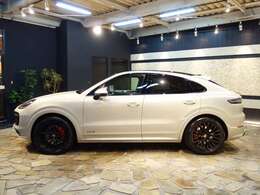 陸運局認証自社工場、大型リフト、各種専用最新テスター完備、チェックランプの診断可能！4フラトップtキャリアカー完備、フルサイズから車高の低いLOWダウン車まで搬送可能