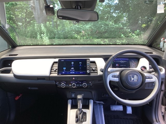 フロントガラスが大きく、ワイドな視界で運転もしやすくなるように、設計されています。
