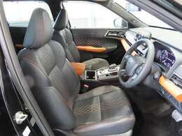 ゆったりサイズのフロントシートは長距離の運転でもドライバーの疲労を軽減してくれます！冬にはシートヒーターが役に立ちます！