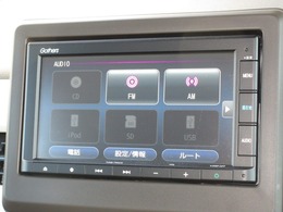 ナビゲーションはギャザズメモリーナビ（VXM-235Ci）を装着しております。AM、FM、CD、Bluetoothがご使用いただけます。初めて訪れた場所でも安心ですね！（※テレビの機能はございません）