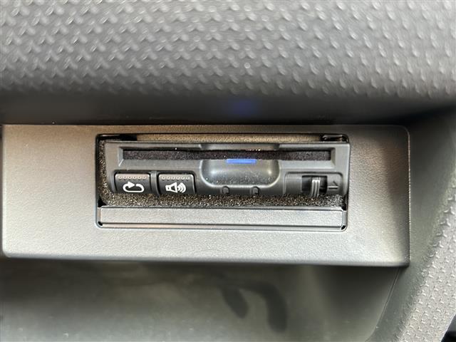 【ETC】有料道路を利用する際に料金所で停止することなく通過できる、ETC車載器（ノンストップ自動料金収受システム機器）が装備されています。セットアップを行うことで利用可能になります。