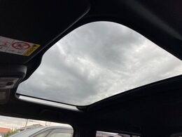 【ガラスルーフ】ガラスルーフ搭載で車内の解放感が一気にアップ！開放的なドライブをお楽しみいただけます。