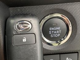 【キーフリーシステム】カバンやポケットに入れたままでもドアの施錠・解錠が可能なスマートキーを装備。エンジンのオン・オフ時もカギを取り出す必要が無いからとっても便利です♪