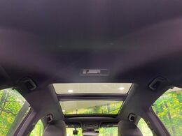 【パノラマルーフ】大型のガラスルーフ搭載で車内の解放感が一気にアップ！開放的なドライブをお楽しみいただけます。