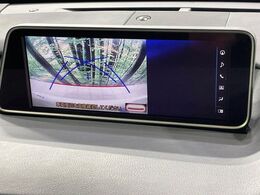 【バックカメラ】駐車時に後方がリアルタイム映像で確認できます。大型商業施設や立体駐車場での駐車時や、夜間のバック時に大活躍！運転スキルに関わらず、今や必須となった装備のひとつです！