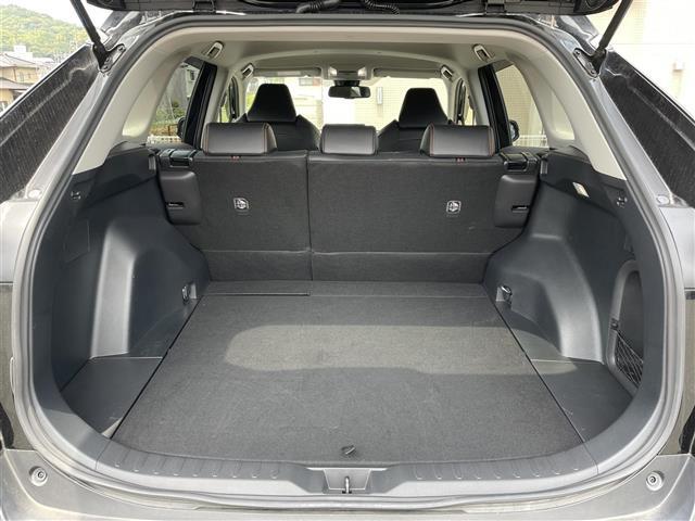 【トランク】積み込みやすくて、たっぷり積める荷室です。シートアレンジできるものは、乗車人数と荷物の量や大きさによってシートを動かすことができるので、より快適なドライブが可能です！