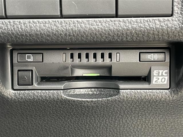 【ETC】有料道路を利用する際に料金所で停止することなく通過できる、ETC車載器（ノンストップ自動料金収受システム機器）が装備されています。セットアップを行うことで利用可能になります。