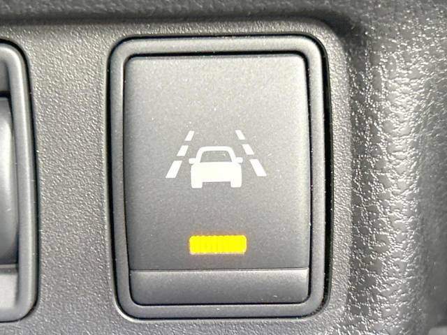 【車線逸脱警報】道路上の白（黄）線を認識し、意図せず走行中の車線からはみ出しそうになった時、メーター内の警告灯とブザーで注意喚起してくれる安心・安全機能です♪