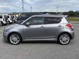 プレミアムシルバーメタリックのきれいな車体です(^^♪