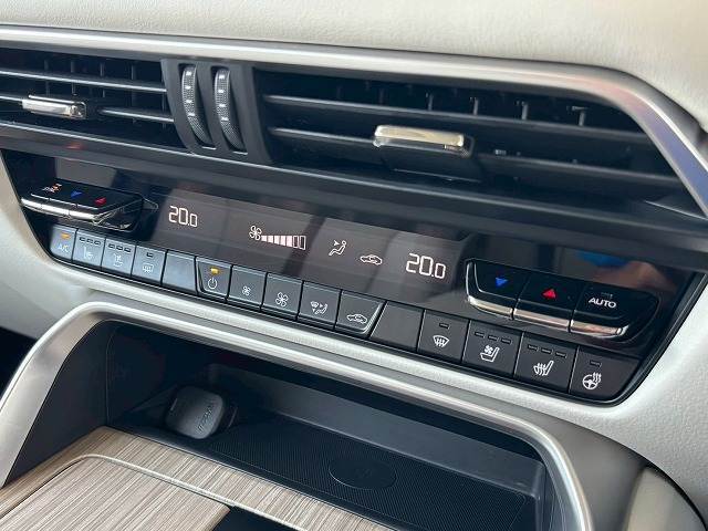 【シートヒーター＆シートクーラー】高級車にふさわしい快適装備で、夏場は座面から涼しい風が、冬場は身体の芯からポカポカになりますね。