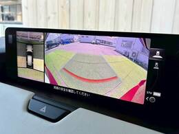 【パノラミックビューモニター】専用のカメラにより、上から見下ろしたような視点で360度クルマの周囲を確認することができます☆死角部分も確認しやすく、狭い場所での切り返しや駐車もスムーズに行えます。