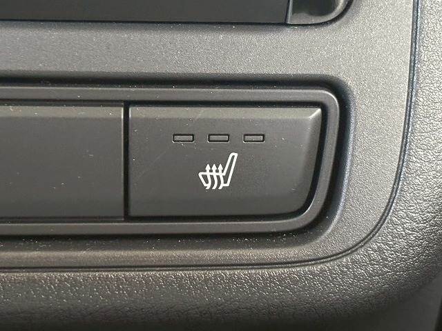 【後席シートヒーター】運転席助手席のみならず乗る人への配慮がなされています。