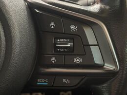 【全車速追従機能付クルーズコントロール】高速道路での長距離走行が楽に！！自動で速度を保つクルーズコントロールが、衝突軽減システムと連携し、前方の車両を感知して車間を保つように速度調節してくれます！！