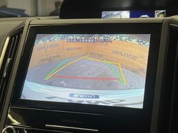 【バックカメラ】駐車時に後方がリアルタイム映像で確認できます。大型商業施設や立体駐車場での駐車時や、夜間のバック時に大活躍！運転スキルに関わらず、今や必須となった装備のひとつです！